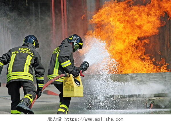 消防队员扑灭火灾演习在消防局救命